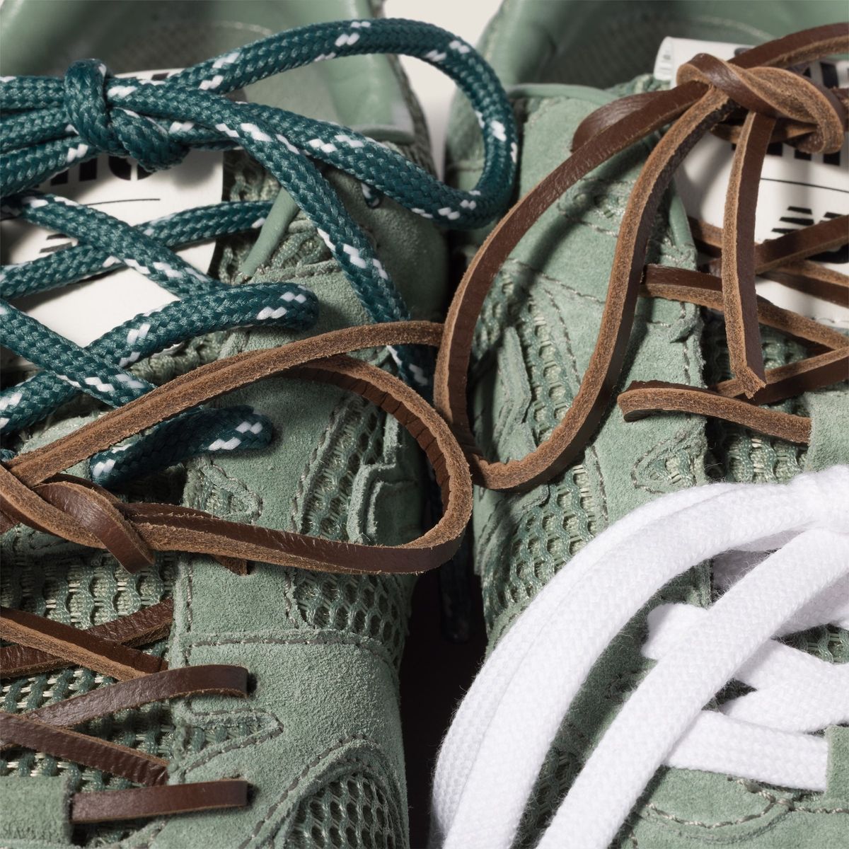 Miu Miu x New Balance 530L Sage Green detail met drie sets veters