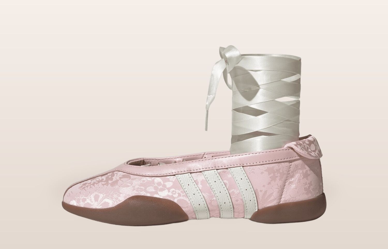 Adidas Taekwondo Mei Ballet Sandy Pink als echte scrunch sneaker