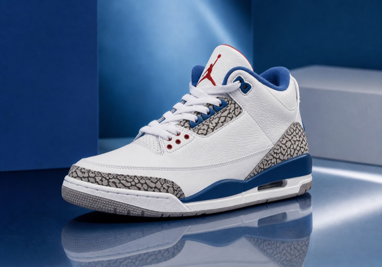 Air Jordan 3 True Blue 2026 op blauwe studiovloer