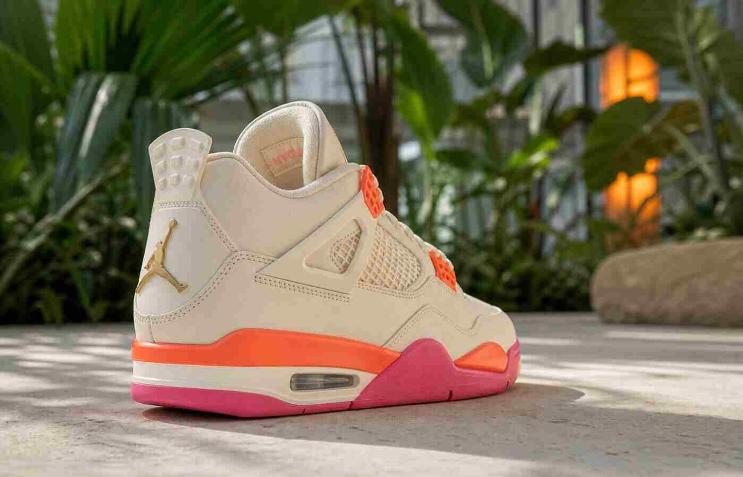 Air Jordan 4 Birds of Paradise in Coconut Milk en Bright Mango in een tropische serre