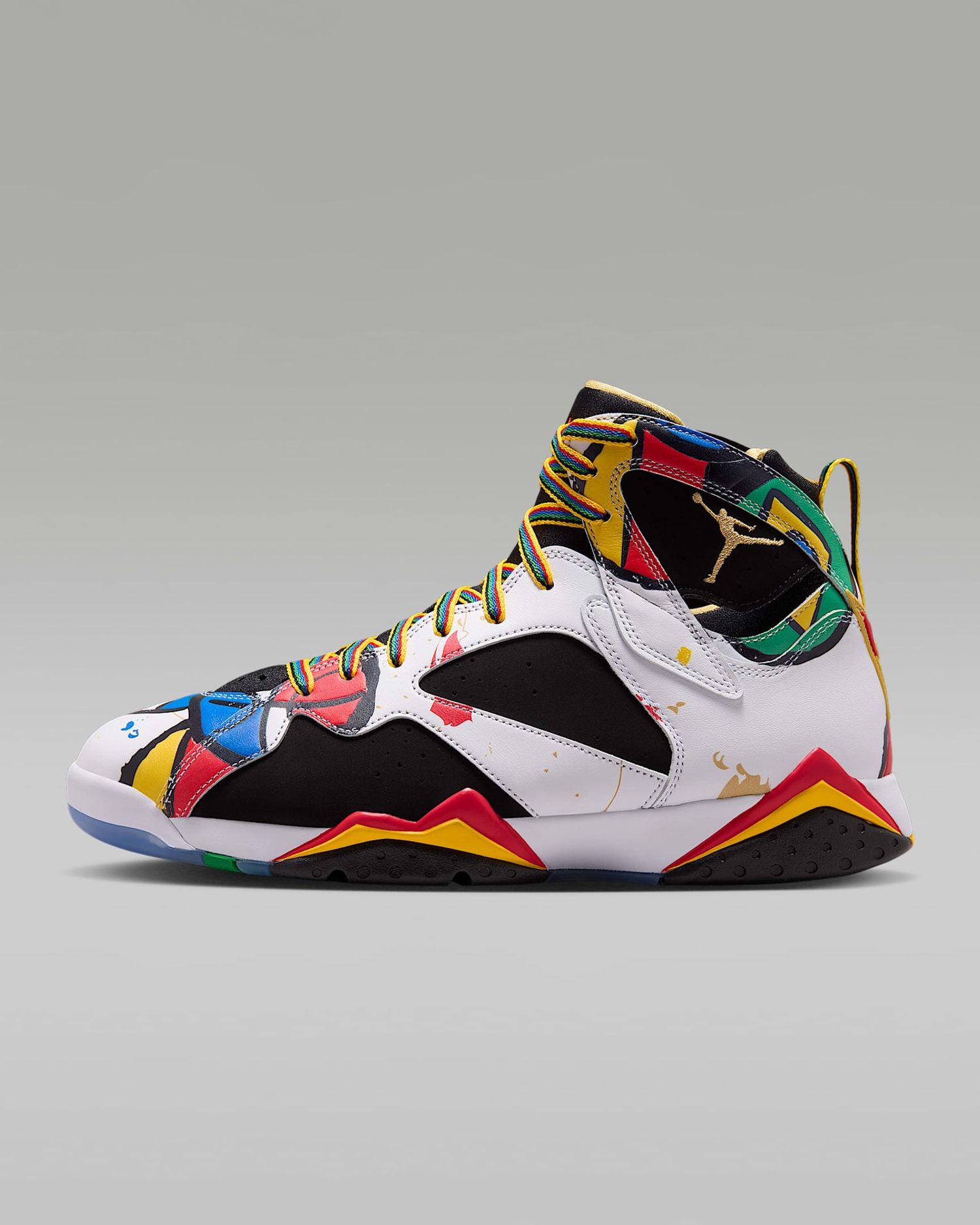 Air Jordan 7 Miro zij-aanzicht met kleurrijke Miro-geïnspireerde prints op een witte upper
