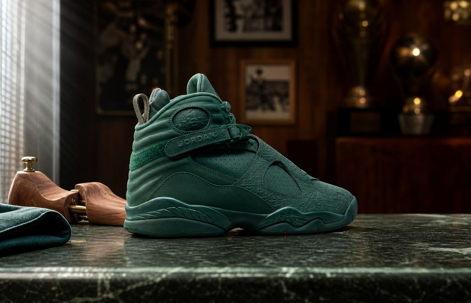 Air Jordan 8 BIN 23 Legion Pine in een luxe basketbalclub