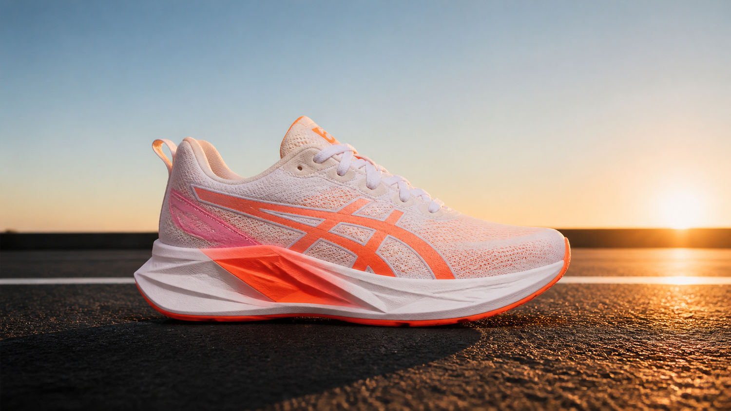 ASICS SONICBLAST 2 Rise & Shine in een zonsopkomstsetting