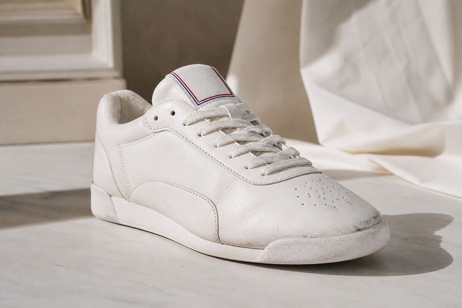 Witte Reebok Freestyle Lo in luxe runway setting