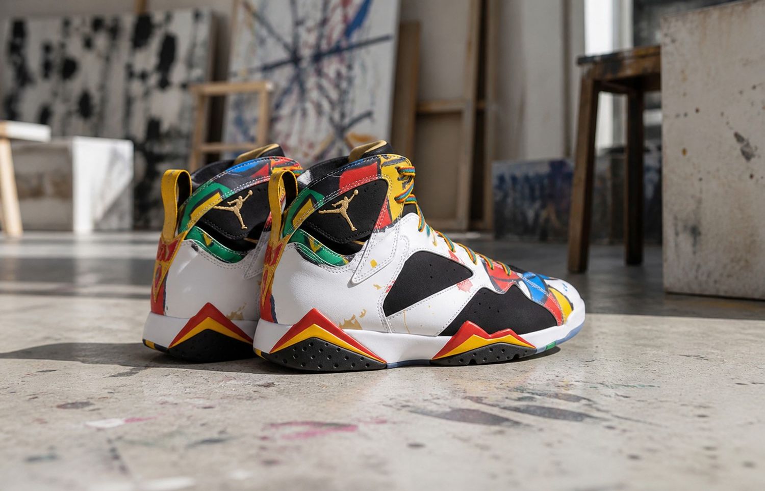 Air Jordan 7 Retro Miró in een kleurrijk kunstatelier