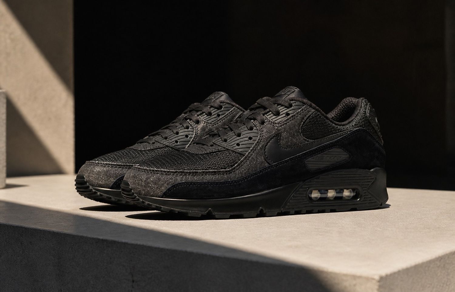 Nike Air Max III Black in hard zonlicht op beton