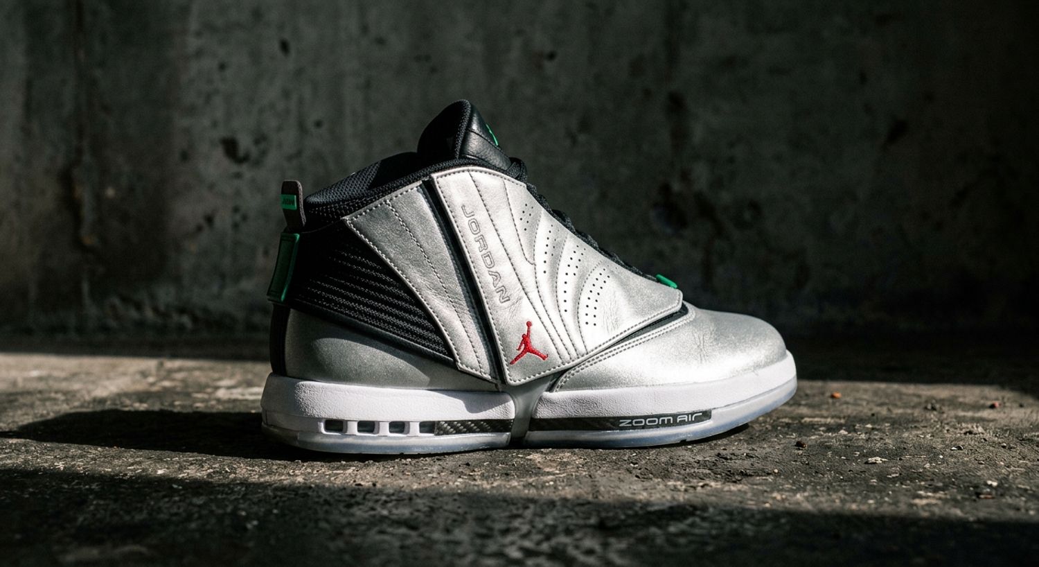 Free the Youth x Air Jordan 16 in Metallic Silver colorway op donker beton