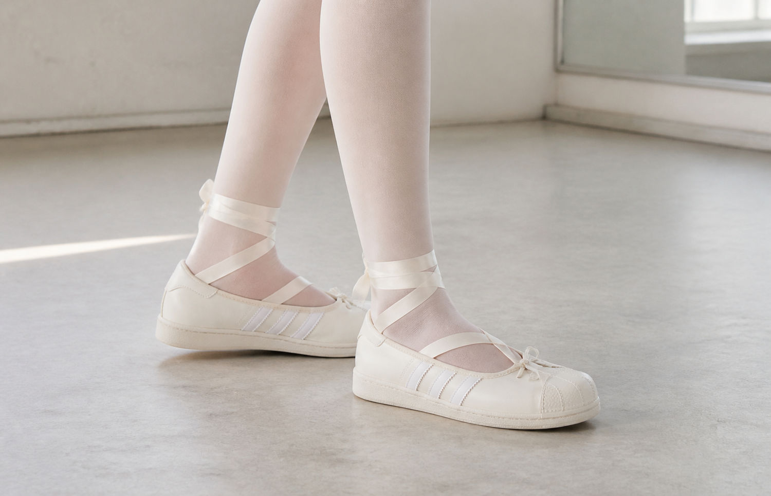 adidas Superstar SQ Ballet van JENNIE in wit met satijnen linten