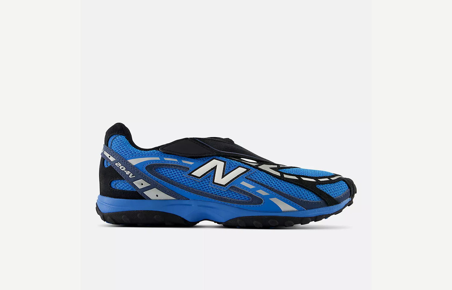 New Balance 204V Fan Blue met shroud en blauwe mesh upper