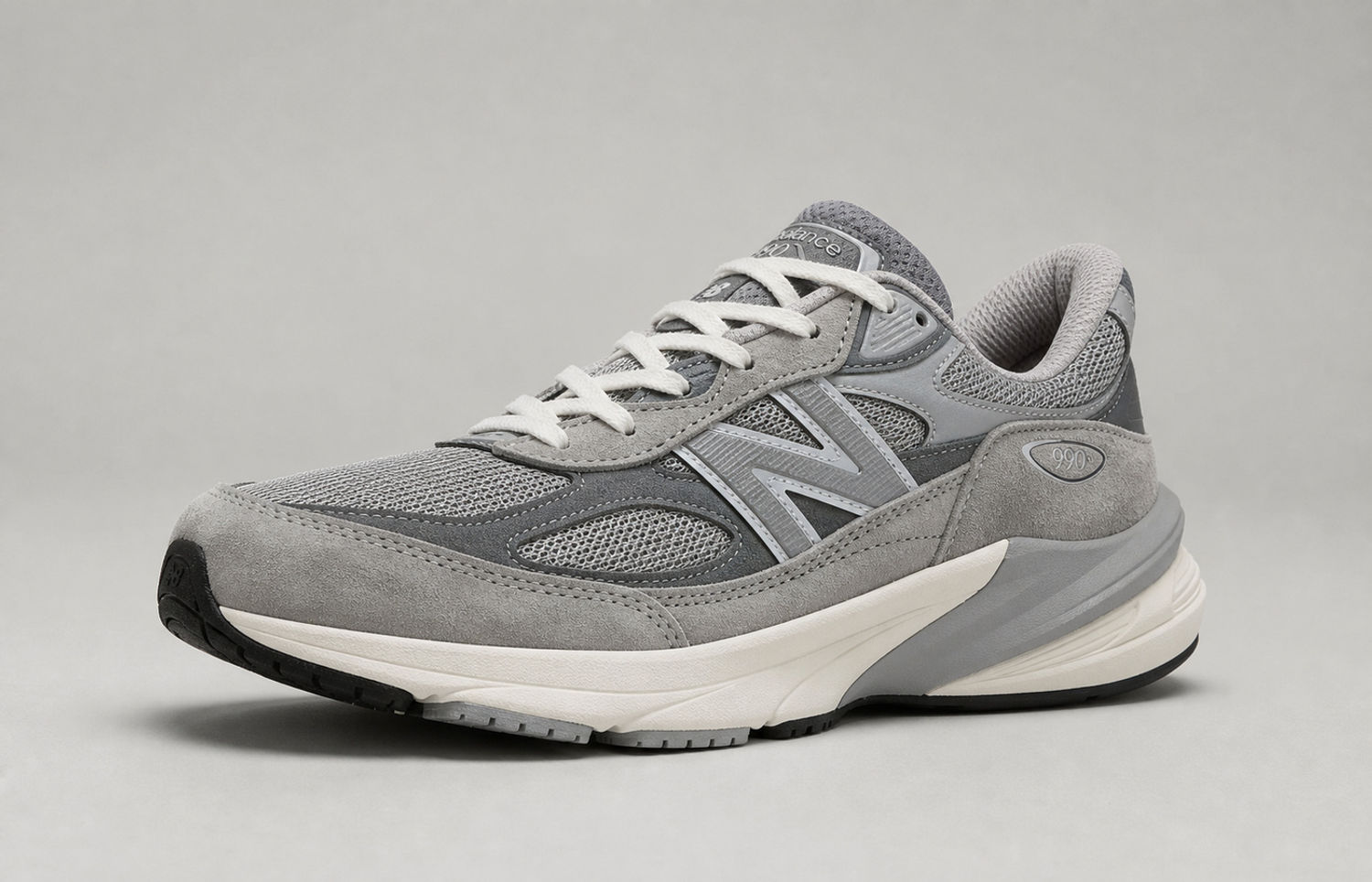 New Balance 990v6 in grijs suede en mesh met grote N op de zijkant