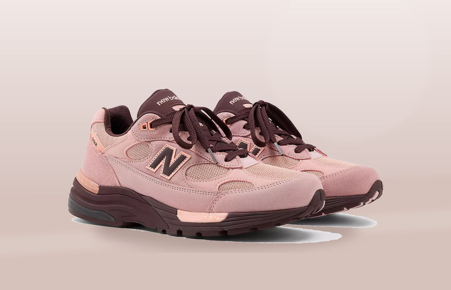 New Balance Made in USA 992 Pink Chalk op een lichte studiovloer met zachte schaduw