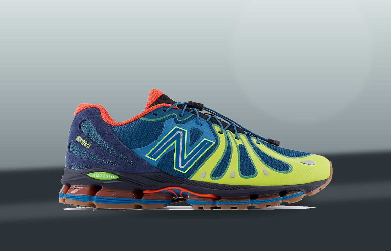 New Balance ABZORB 1890 Streamsong op nat stadsbeton met koele ochtendreflectie