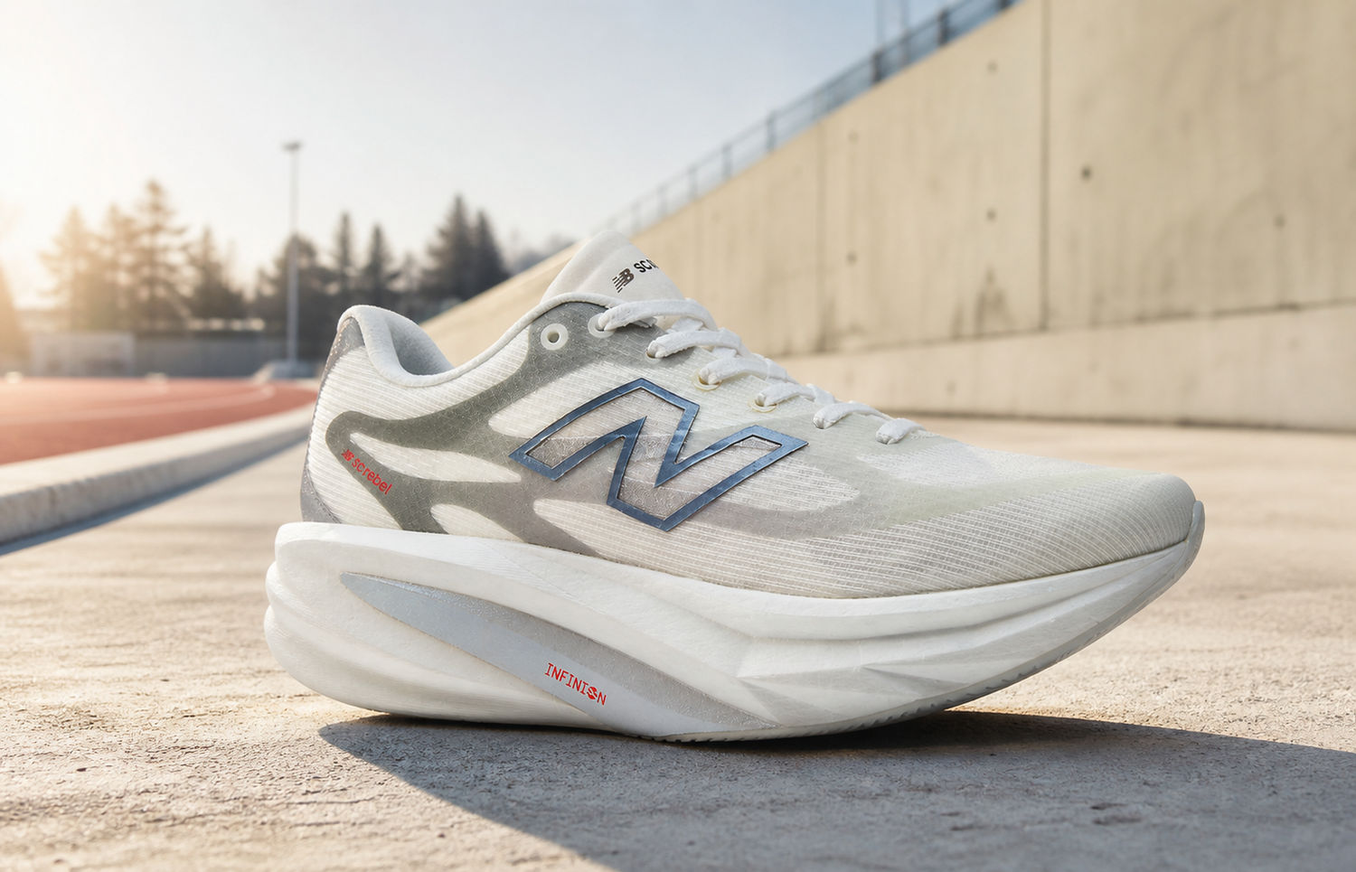 New Balance SuperComp Rebel WREBX42Z bij een hardloopbaan