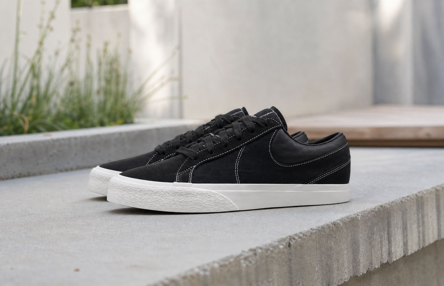Nike Blazy Black and Sail IM2523-001 in zwart canvas met witte zool
