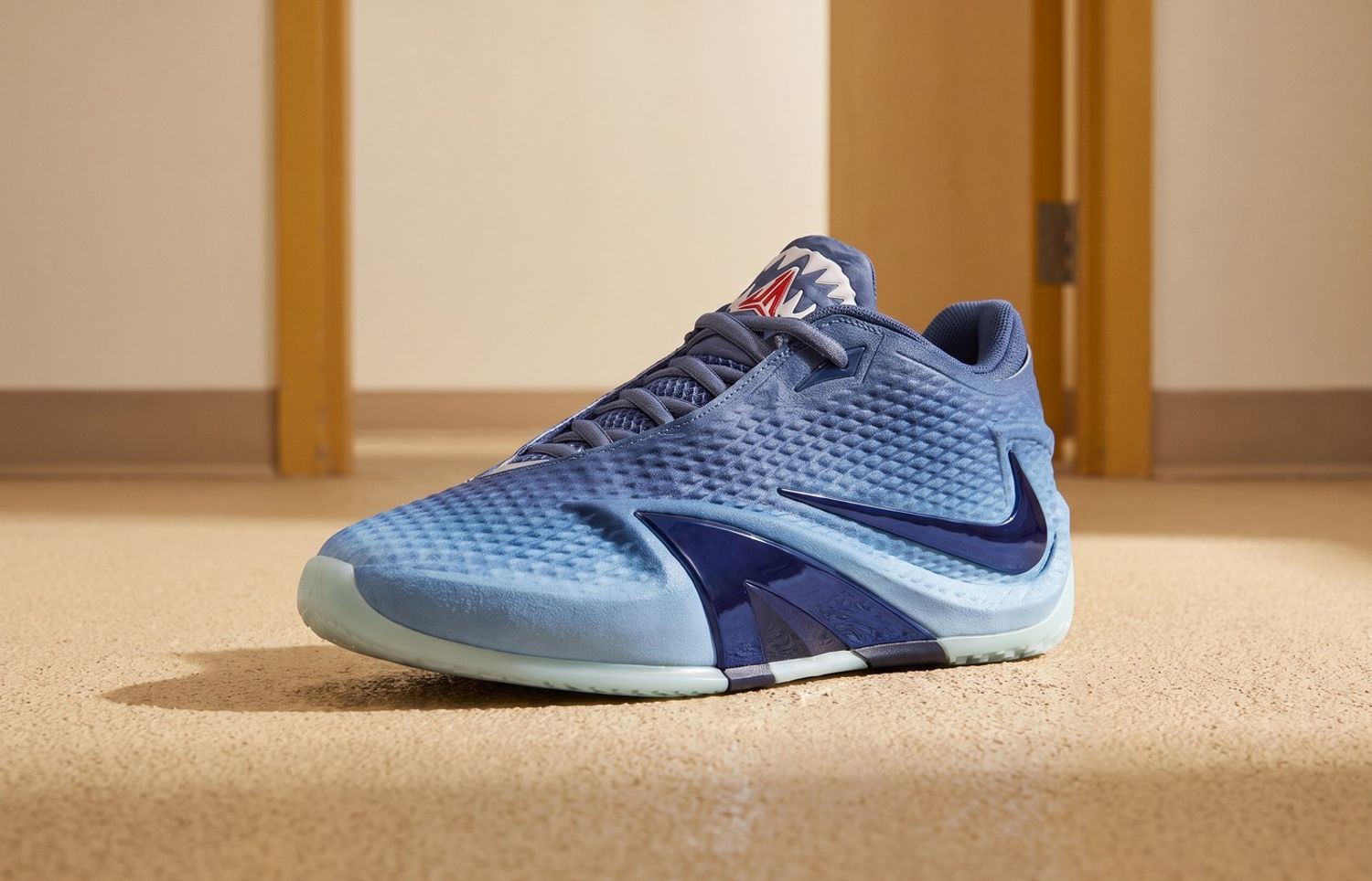 Nike Ja 4 Deep Water met blauwe diamanttextuur, omgekeerde Swoosh en haaientanden op de tong in een lichte warming-upgang