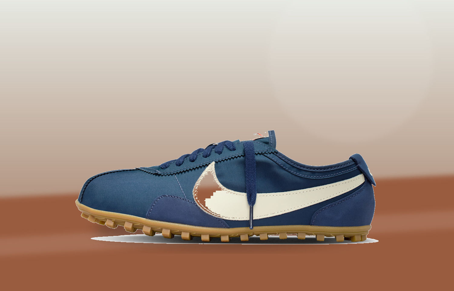 Nike Moon Shoe OG Midnight Navy op een oude atletiekbaan met gum Waffle outsole