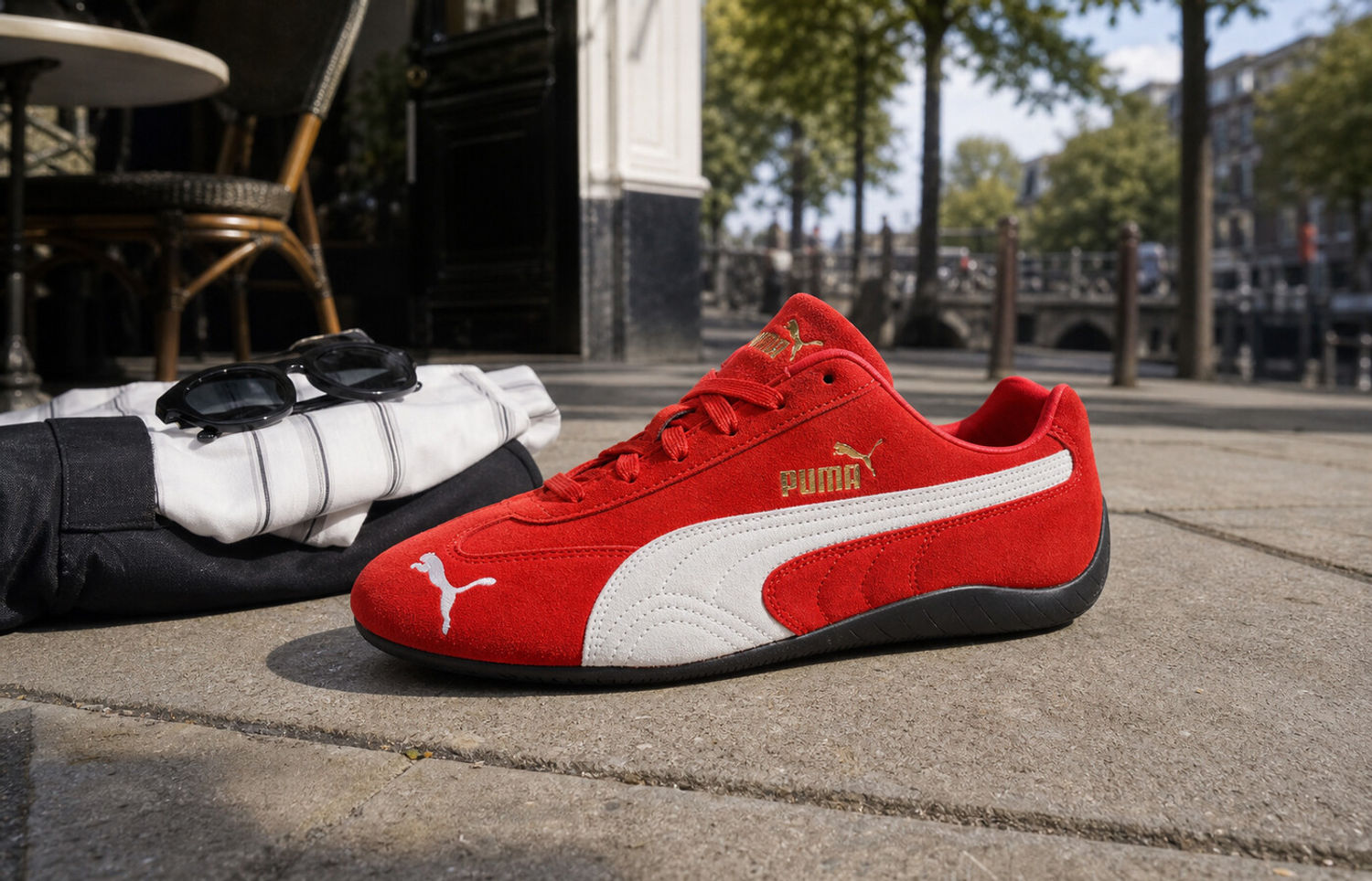 Rode Puma Speedcat OG op een zonnige Amsterdamse stoep