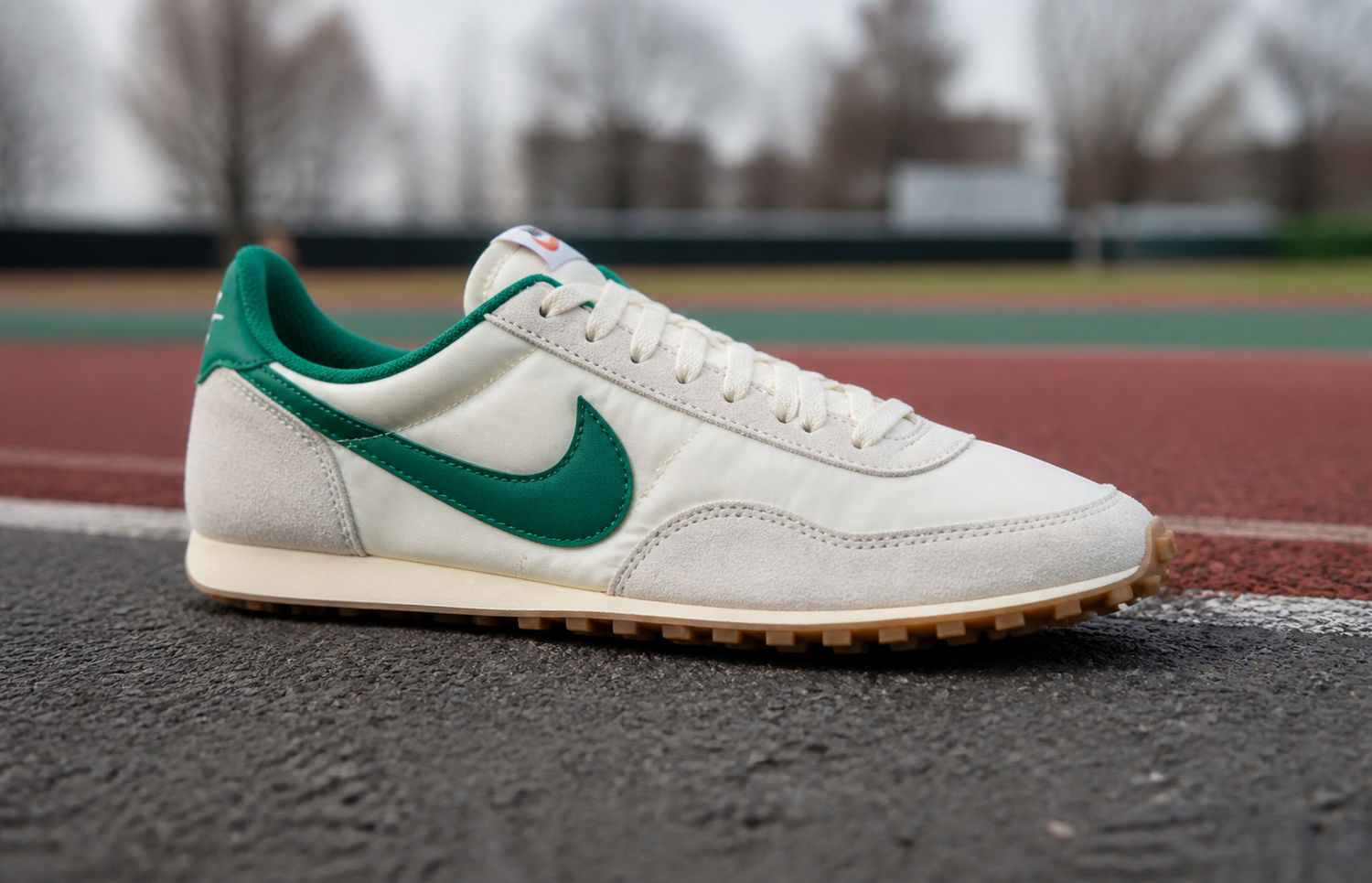 Slanke vintage hardloopsneaker op atletiekbaan