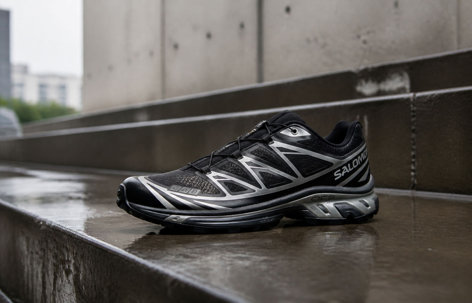 Zwarte Salomon XT-6 trailrunner op betonnen stadstrap