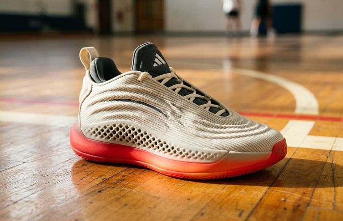 adidas BB.01 Solar Red Orbit Grey basketbalschoen op een houten indoor court