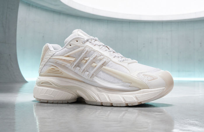 adidas VIRGINIA Adistar Jellyfish Triple White in een lichte betonnen ruimte