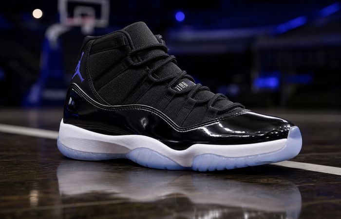 Air Jordan 11 Space Jam 2026 op een donkere basketbalvloer