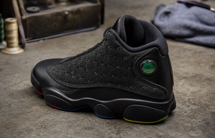Air Jordan 13 WINGS IX1872-001 met zwarte denim upper op beton