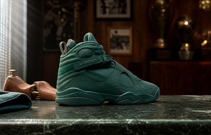 Air Jordan 8 BIN 23 Legion Pine in een luxe basketbalclub
