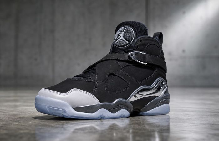 Air Jordan 8 Retro Chrome met zwart nubuck, chromen accenten en doorzichtige zool op beton