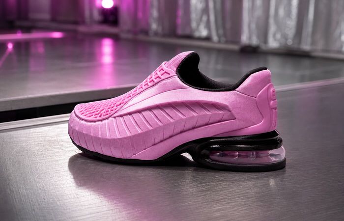 Nike Air Max Dolce Light Magenta op een metalen runwayvloer