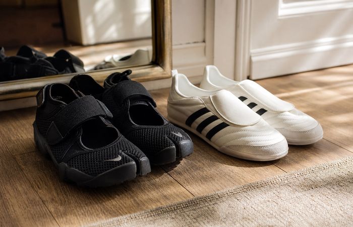 Nike Air Rift en adidas Taekwondo als ballet-sneaker trend in een hal