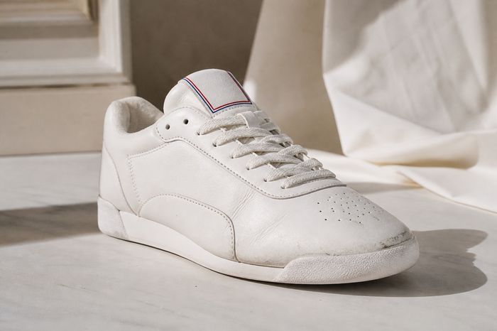 Witte Reebok Freestyle Lo in luxe runway setting