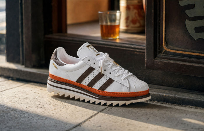 CLOT x adidas Superstar Unity Orange KK1388 bij een Hongkongse tea house