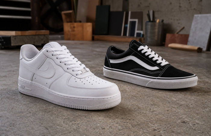 Nike Air Force 1 en Vans Old Skool op een workshopvloer als vergelijking tussen cupsole en vulcanized zool