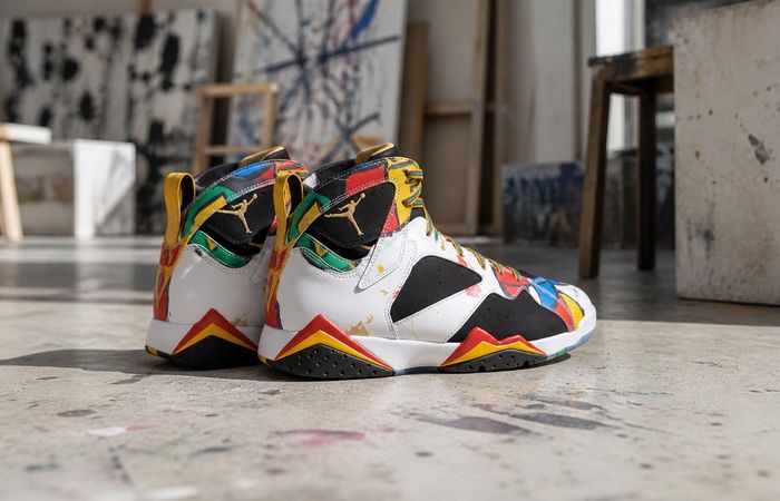 Air Jordan 7 Retro Miró in een kleurrijk kunstatelier