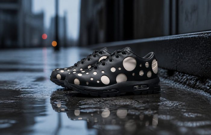 Nike Air Max Goadome Low Light Orewood Brown op een natte stadsstraat