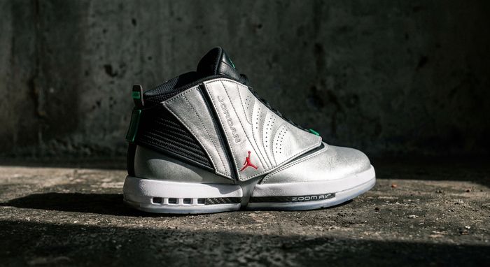 Free the Youth x Air Jordan 16 in Metallic Silver colorway op donker beton