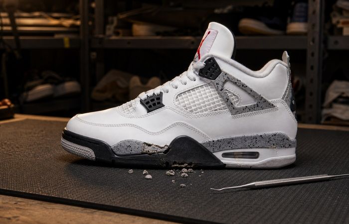 Air Jordan 4 White Cement met een door hydrolyse gebarsten en verkruimelende midsole