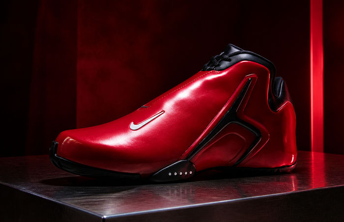 Nike Zoom Hyperflight Varsity Red and Black in een rode studiosetting