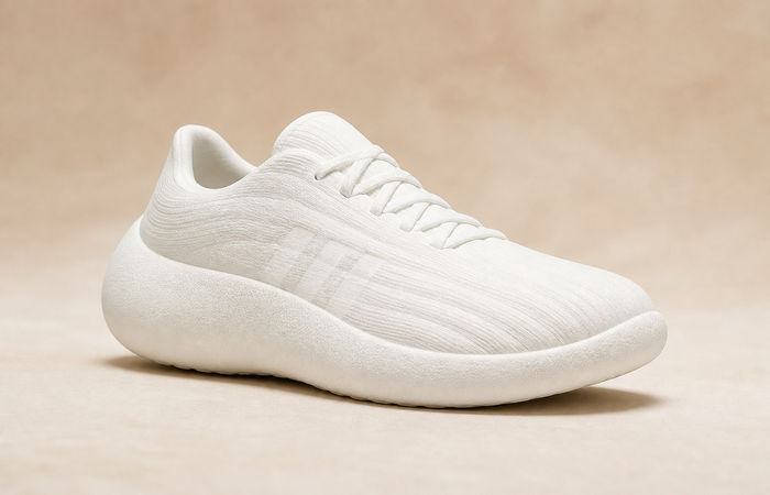 Pharrell x adidas Jellyfish Triple White met bol wit silhouet en dikke witte middenzool