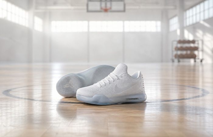 Nike Kobe 10 Protro Halo in wit op een basketbalveld