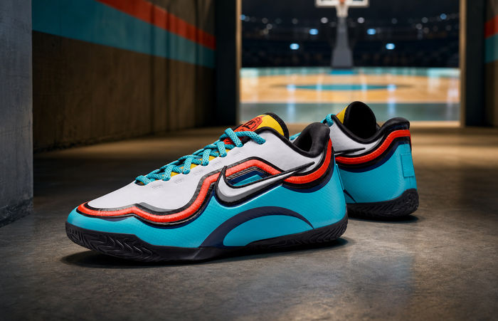 Nike LeBron XXIII IM5125-401 in Baltic Blue en Bright Crimson bij een basketbalcourt