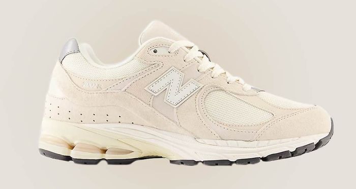 New Balance 2002R Calm Taupe zijaanzicht voor maatadvies