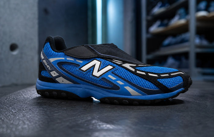 New Balance 204V Fan Blue U204VCMV in een donkere running-store setting