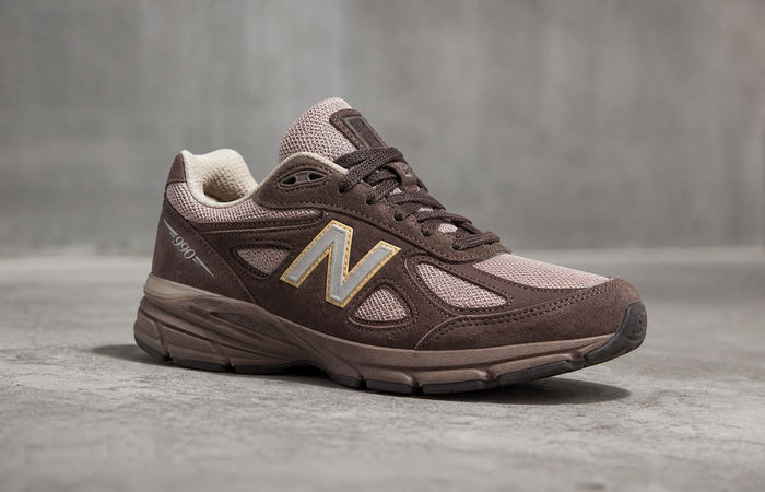 New Balance 990v4 Pumpernickel Pink Chalk U990IC4 op grijze studiovloer
