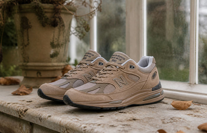 New Balance Made in UK 991v2 Walnut in een lichte serre