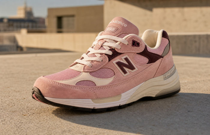 New Balance 992 Pink Chalk op een warm betonnen dakterras in laag zonlicht