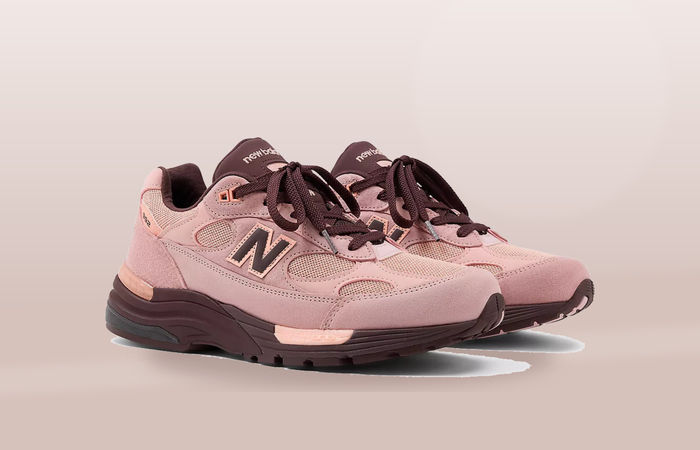 New Balance Made in USA 992 Pink Chalk op een lichte studiovloer met zachte schaduw