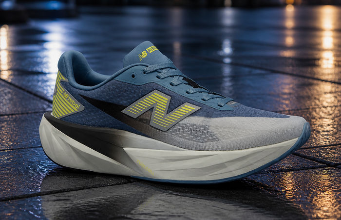 New Balance FuelCell Rebel v5 Night Lights MFCX896 op nat stadsplaveisel