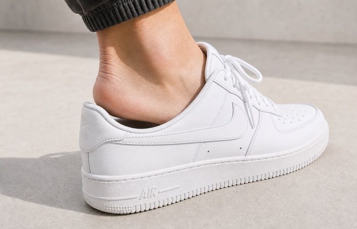 Nike Air Force 1 Low waarbij de hiel zichtbaar uit de achterkant glipt